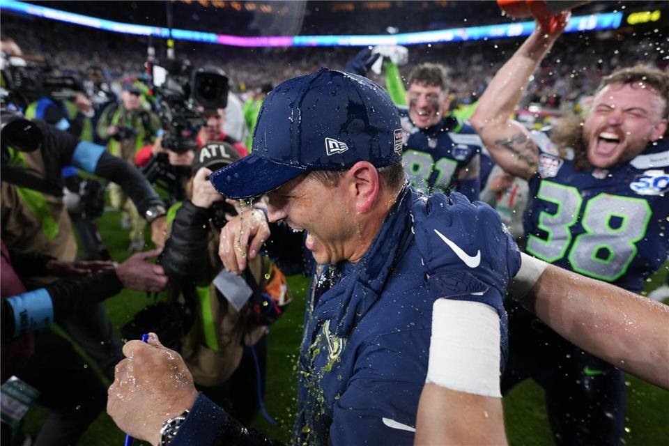 Die Spieler der Seattle Seahawks duschen ihren Trainer Mike MacDonald. Matt Slocum/AP/dpa