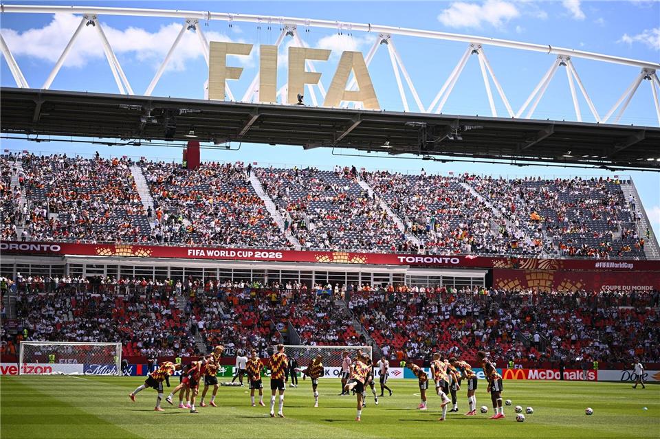 Die Spieler der deutschen Nationalmannschaft wärmen sich vor dem Spiel gegen die Elfenbeinküste auf.Tom Weller/dpa