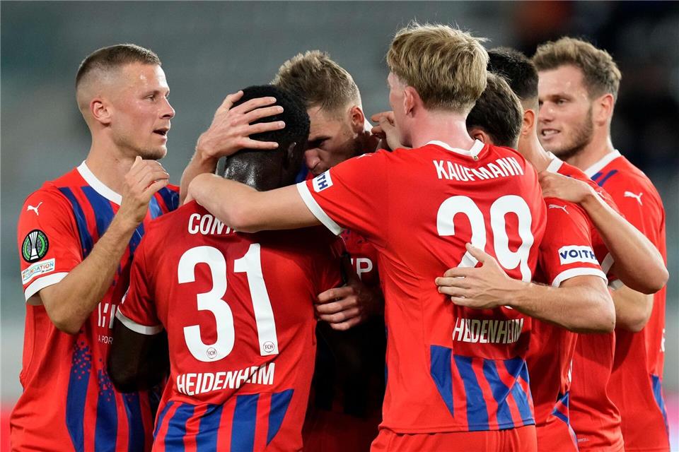 Die Spieler des 1. FC Heidenheim freuen sich über den FührungstrefferPetros Karadjias/AP