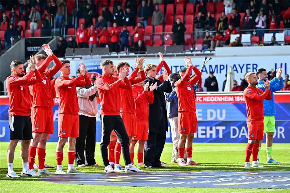 Die Spieler des 1. FC Heidenheim wurden von ihren Fans trotz des Abstiegs gefeiert.Jan-Philipp Strobel/dpa