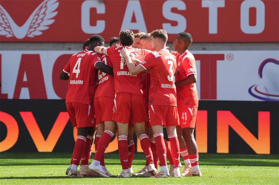 Die Spieler des 1. FC Kaiserslautern bejubeln den zweiten Sieg hintereinander.Marc Schüler/dpa