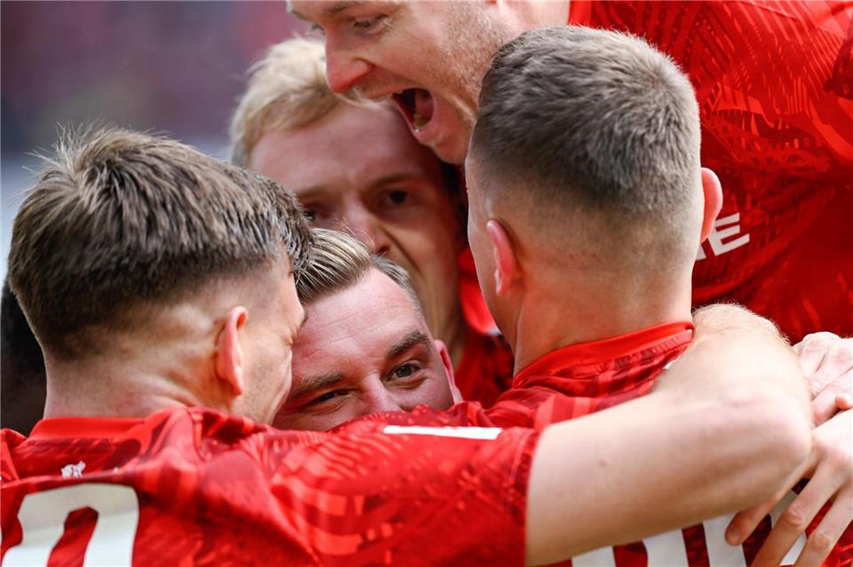 Kaiserslautern feiert 3:0: „Wenn fast das Dach wegfliegt...“ Die Spieler des 1. FC Kaiserslautern feiern den Sieg gegen Jahn Regensburg.Uwe Anspach/dpa