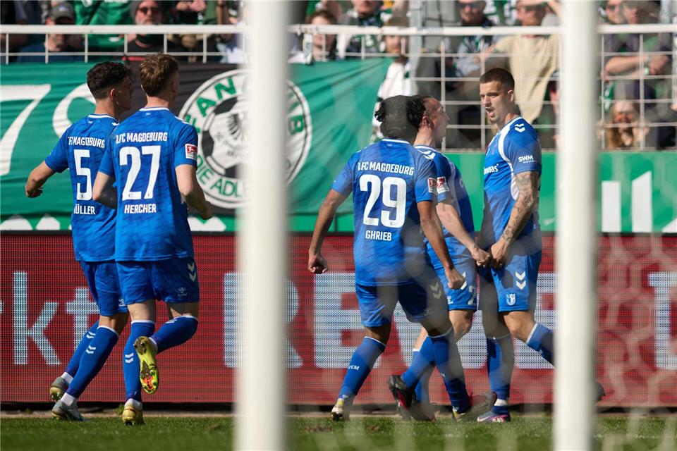 Die Spieler des 1. FC Magdeburg bejubeln das erste von zwei Toren von Mateusz Zukowski (r.).Bernd Thissen/dpa