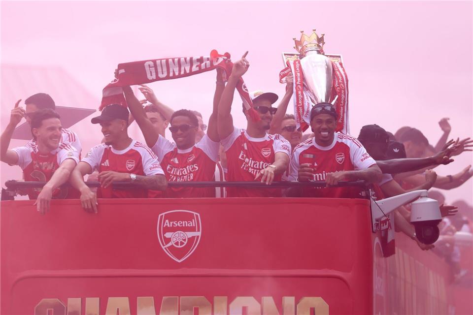 Die Spieler des FC Arsenal genießen den Trubel.Steven Paston/PA Wire/dpa