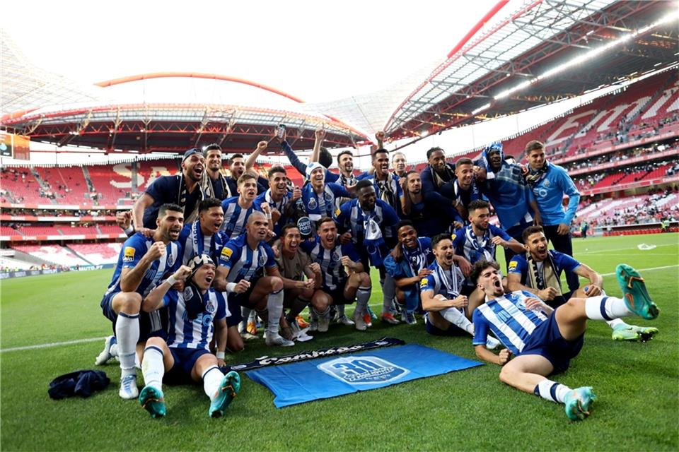 Die Spieler des FC Porto feiern den Gewinn der portugiesischen Meisterschaft.