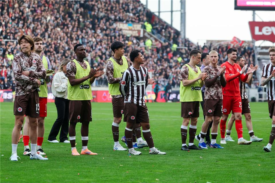 Die Spieler des FC St. Pauli nach dem 0:0 gegen Eintracht Frankfurt.Frank Molter/dpa