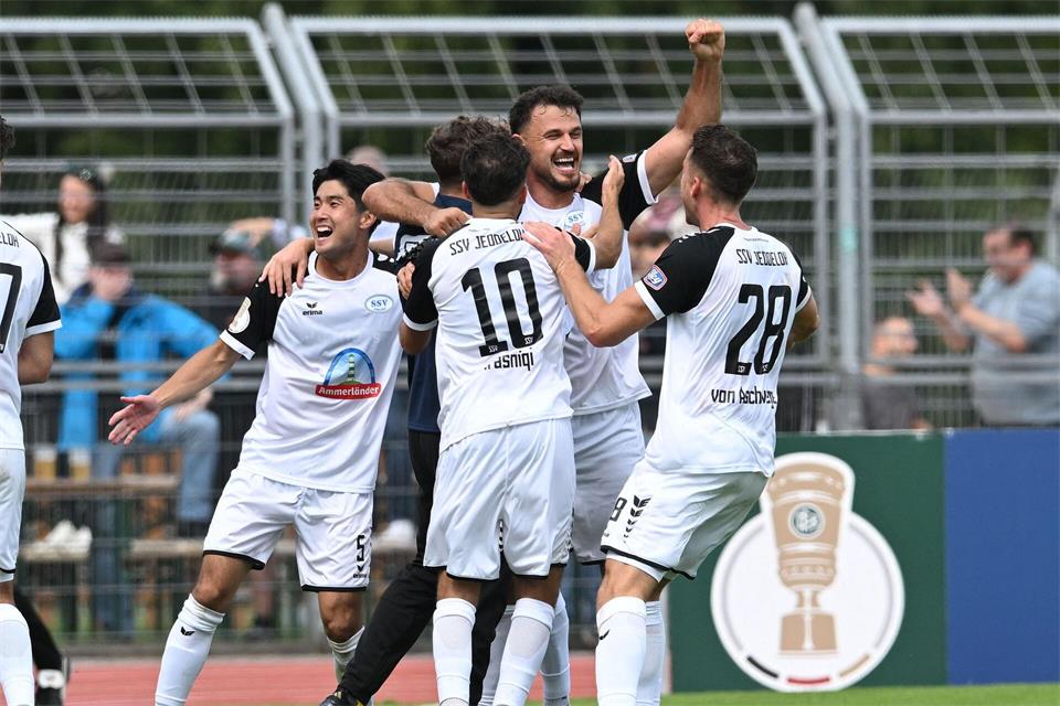 Die Spieler des SSV Jeddeloh II nach dem verwandelten Elfmeter zum 4:1.Carmen Jaspersen/dpa