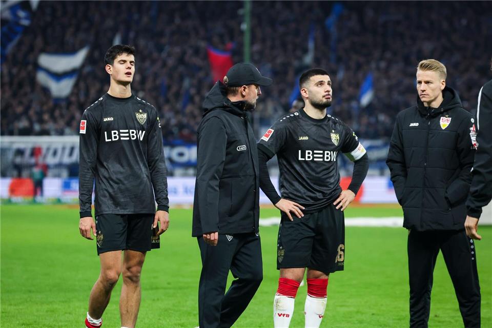 Die Spieler des VfB Stuttgart stehen nach dem bitteren 1:2 in Hamburg vor der Fankurve. Christian Charisius/dpa