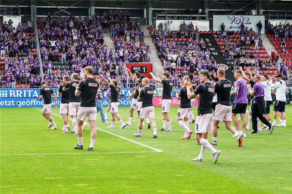 Die Spieler des VfL Osnabrück ließen sich schon vor dem Spiel feiern.Marc Schüler/dpa