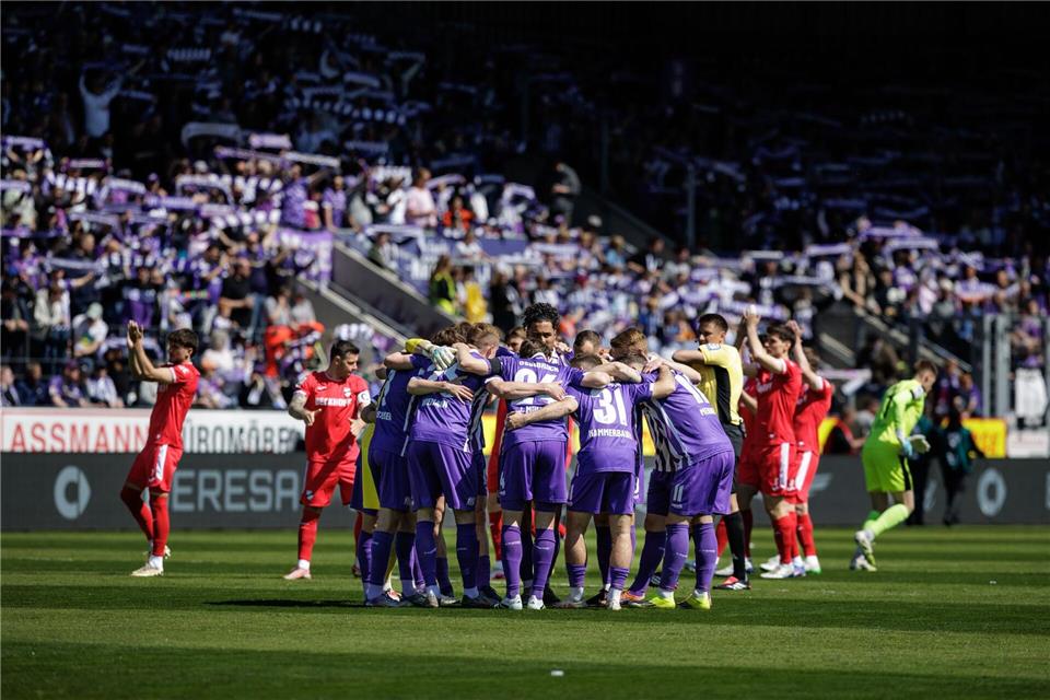 Die Spieler des VfL Osnabrück vor dem Spiel gegen Verl. David Ebener/dpa