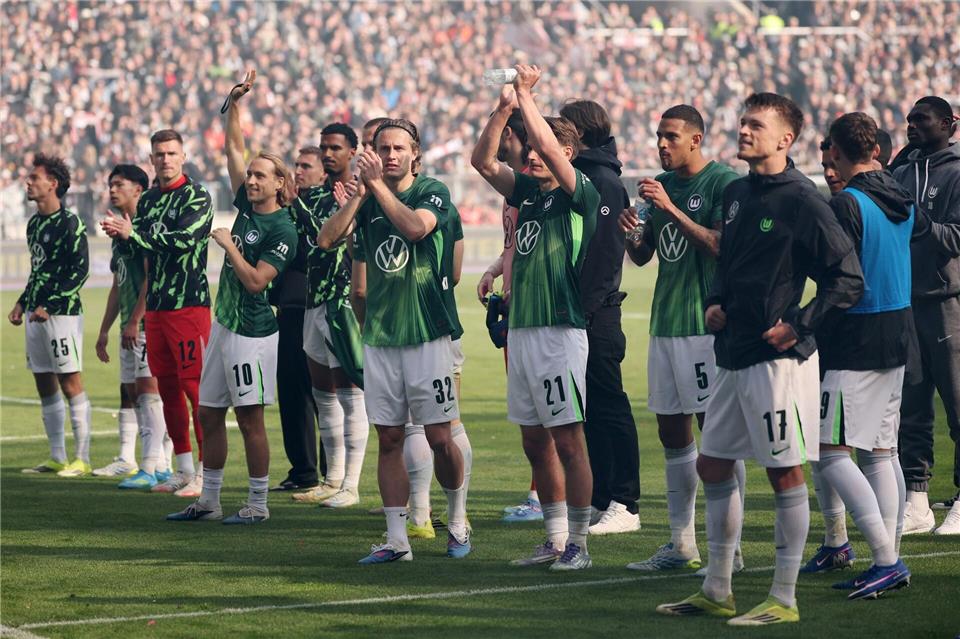 Die Spieler des VfL Wolfsburg nach dem Abstiegsduell beim FC St. Pauli. Christian Charisius/dpa