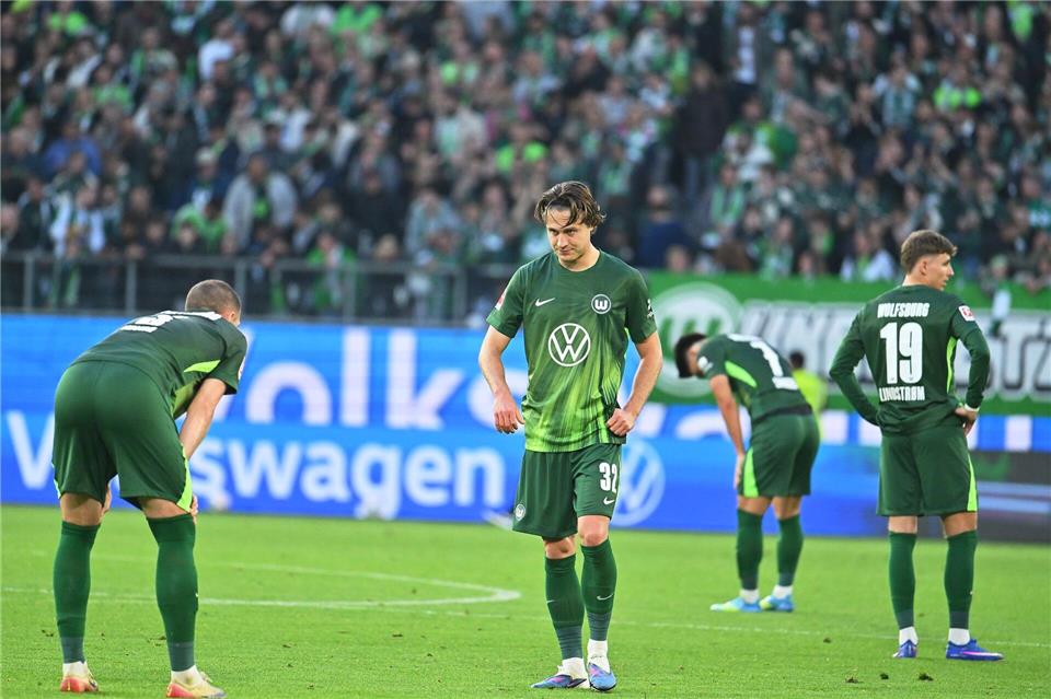 Die Spieler des VfL Wolfsburg nach der Niederlage gegen Bayern München.Swen Pförtner/dpa