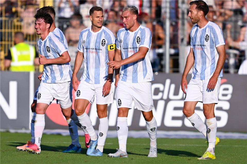 Die Spieler von 1860 München bejubeln das 2:0 gegen Augsburg II - zum Sieg reicht es nicht.Sven Hoppe/dpa
