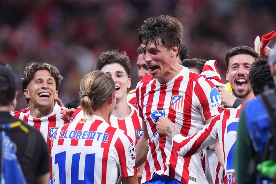 Die Spieler von Atlético Madrid feiern den Einzug in das Halbfinale.Manu Fernandez/AP/dpa
