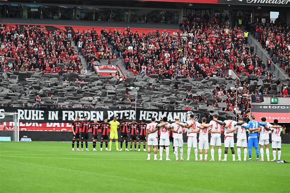 Die Spieler von Bayer Leverkusen und RB Leipzig gedachten Peter Hermann vor der Partie mit einer Schweigeminute. Federico Gambarini/dpa
