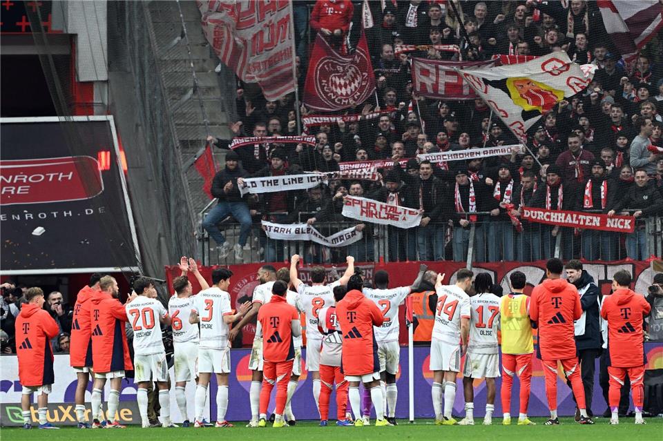 Die Spieler von Bayern München bejubelten das Remis in Leverkusen wie einen Sieg.Federico Gambarini/dpa