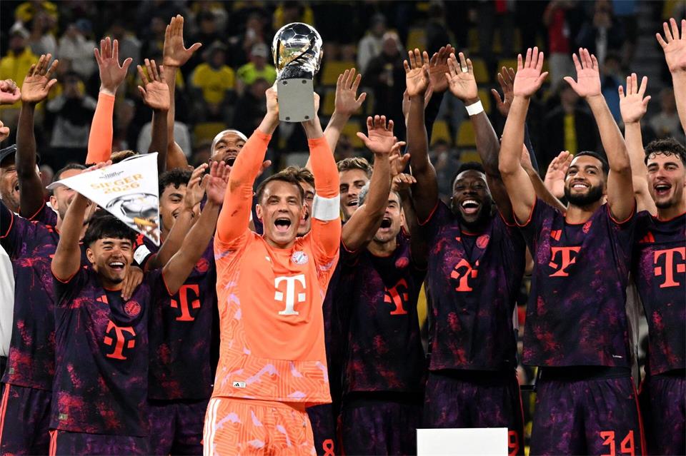 Die Spieler von Bayern München feiern den Sieg gegen Borussia Dortmund im Beckenbauer-SupercupFederico Gambarini/dpa