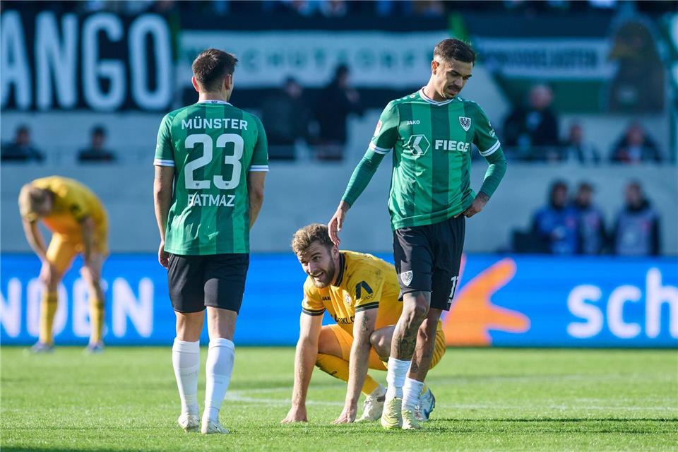 Die Spieler von Dynamo Dresden um Lars Bünning wirkten nach dem Schlusspfiff beim 2:2 gegen Preußen Münster enttäuscht.Bernd Thissen/dpa