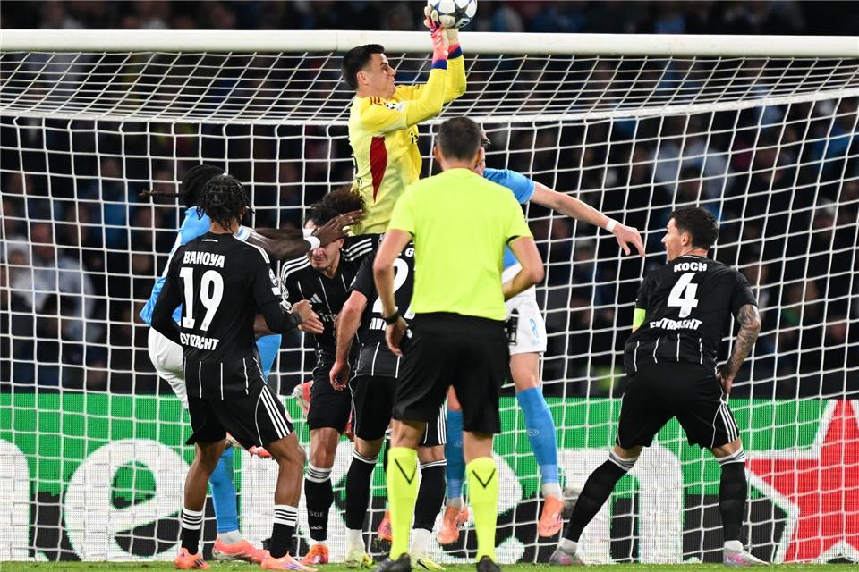Die Spieler von Eintracht Frankfurt um Robin Koch (r) vermissten beim Gastspiel in Neapel die eigenen Fans.Arne Dedert/dpa