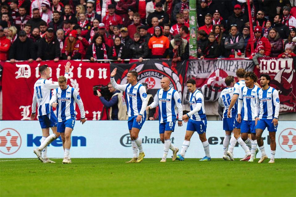 Die Spieler von Hertha BSC jubeln über den Treffer zum 1:0 von Sebastian Grönning.Thomas Frey/dpa