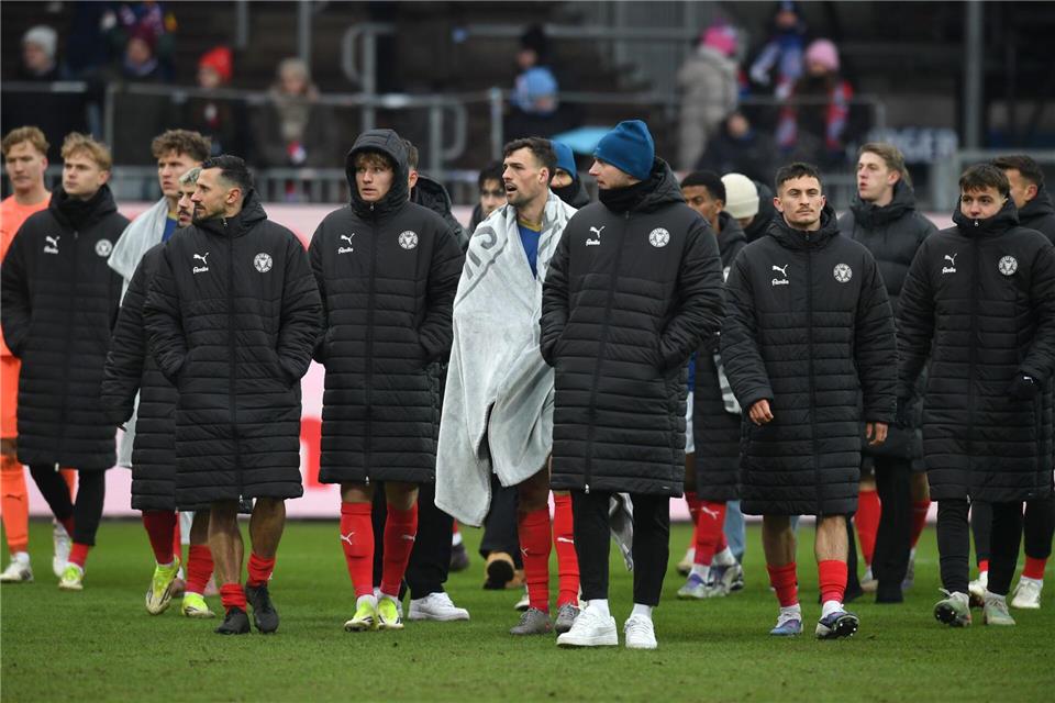 Die Spieler von Holstein Kiel nach der Niederlage gegen Fürth.Daniel Bockwoldt/dpa