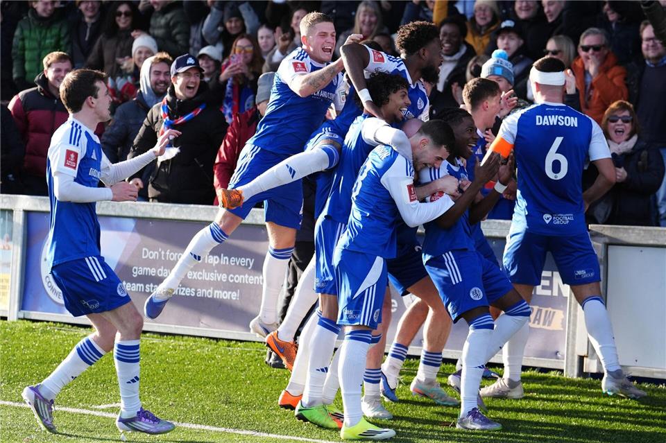 Die Spieler von Macclesfield Town feiern die Pokalsensation gegen Crystal Palace.Martin Rickett/PA Wire/dpa