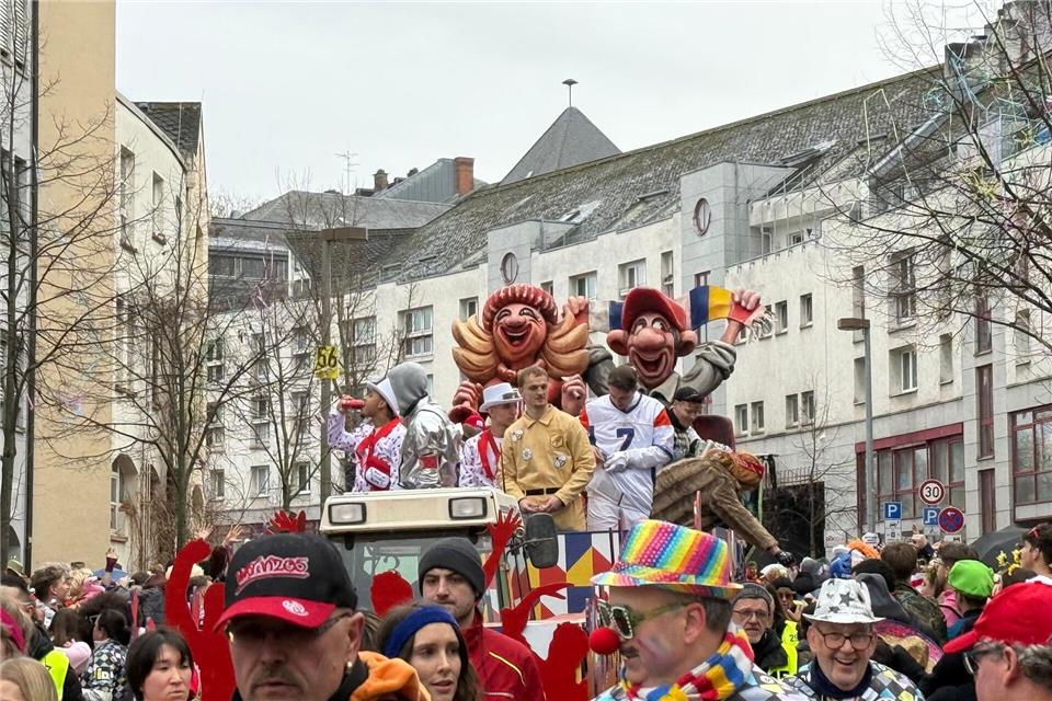 Die Spieler von Mainz 05 feiern an Rosenmontag trotz Abstiegskampf in der Fußball-Bundesliga. Bernd Glebe/dpa