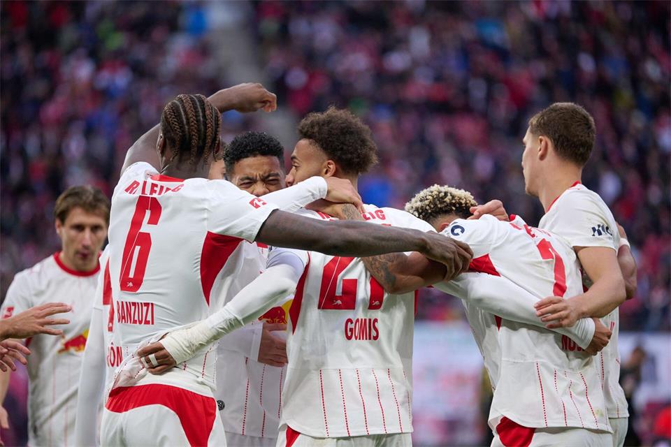 Die Spieler von RB Leipzig wollen endlich auch auswärts jubeln.Hendrik Schmidt/dpa
