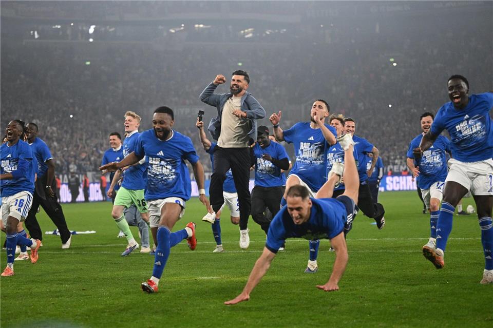 Die Spieler von Schalke jubeln über den Aufstieg in die Bundesliga.Bernd Thissen/dpa