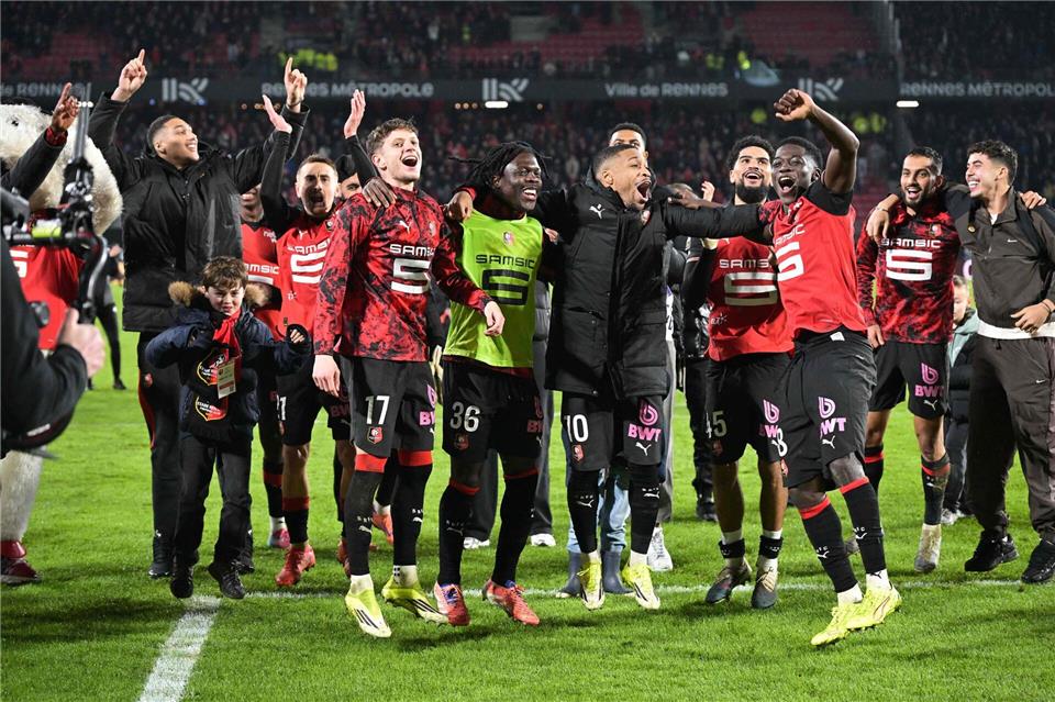 Die Spieler von Stade Rennes feiern den Überraschungssieg gegen Paris Saint-Germain.Damien Meyer/AFP/dpa