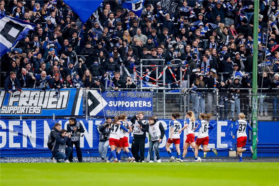 Die Spielerinnen des HSV feiern den Führungstreffer zum 1:0.Philipp Szyza/dpa