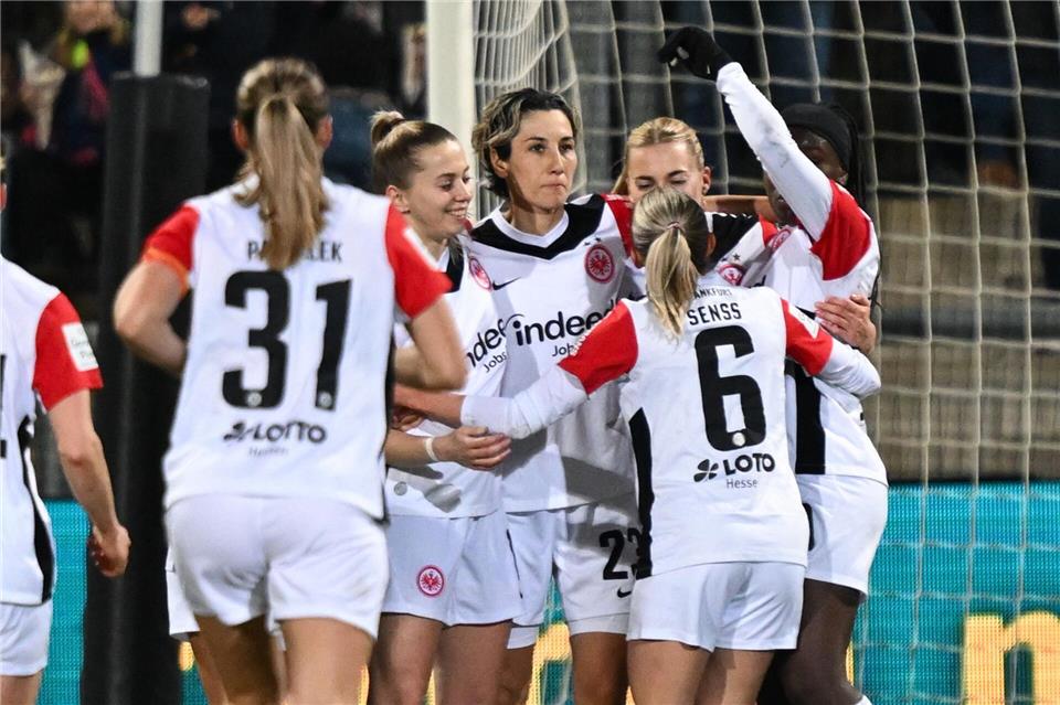 Die Spielerinnen von Eintracht Frankfurt freuen sich über das 1:0 gegen Leverkusen.Arne Dedert/dpa