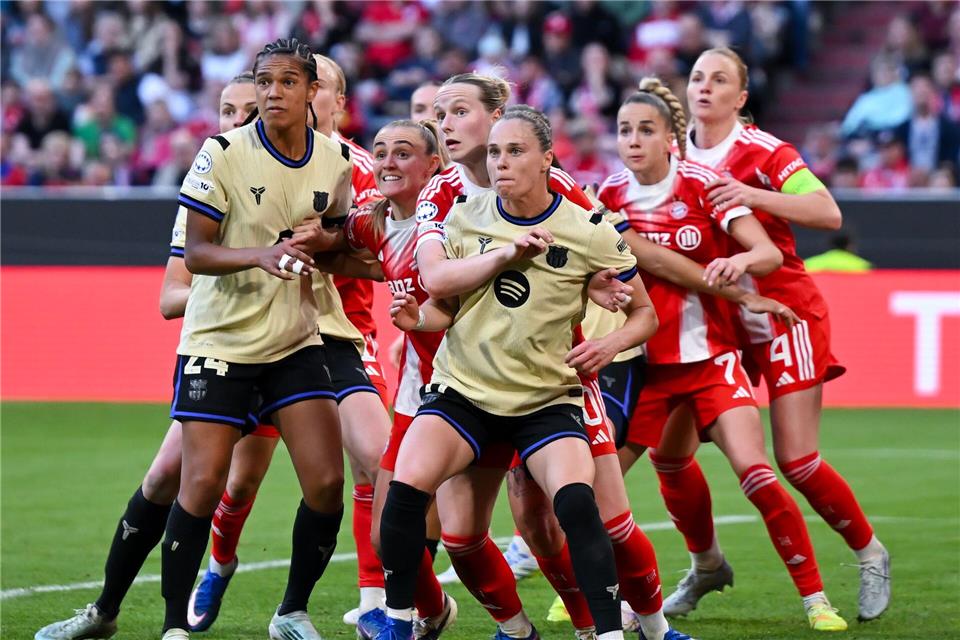 Die Spielerinnen von München und von Barcelona warten auf eine Ecke beim Champions-League-Spiel in München.Sven Hoppe/dpa