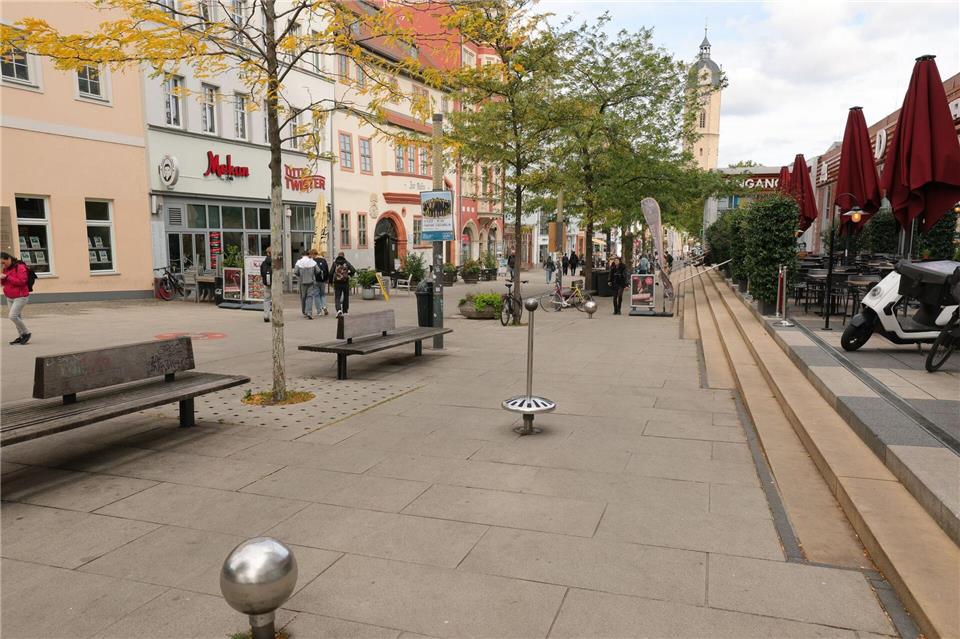 Die Spielgeräte sind 198 oder 201 Meter von der geplanten Abgabestelle entfernt - je nach Messung. Bodo Schackow/dpa