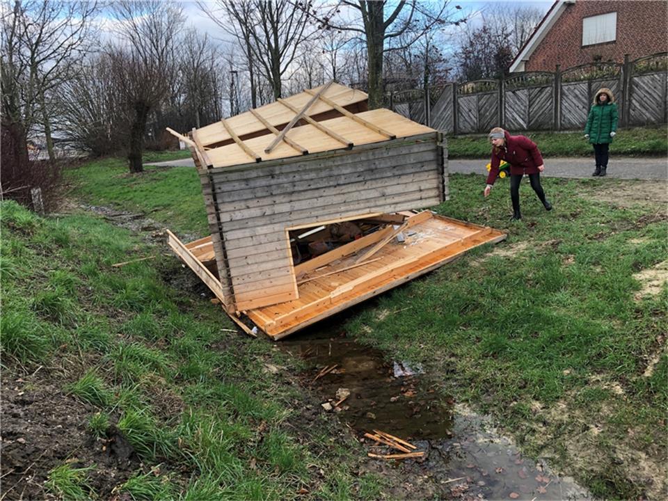 Die Spielzeughütte der Kita „Turmschlösschen“ in Hovesath landete nebenan im Gra...