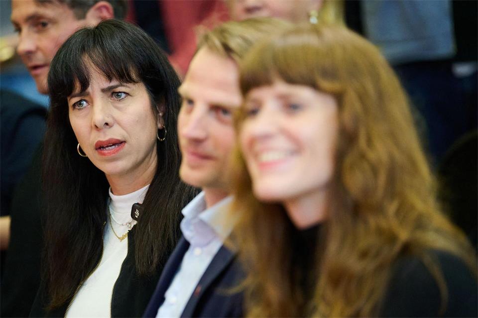 Die Spitze der Berliner Linken um die Fraktionsvorsitzende Elif Eralp (l-r) und die Parteichefs Maximilian Schirmer und Kerstin Wolter hofft beim Parteitag auf eine Mehrheit für Koalitionsverhandlungen. (Archivbild)Sebastian Gollnow/dpa