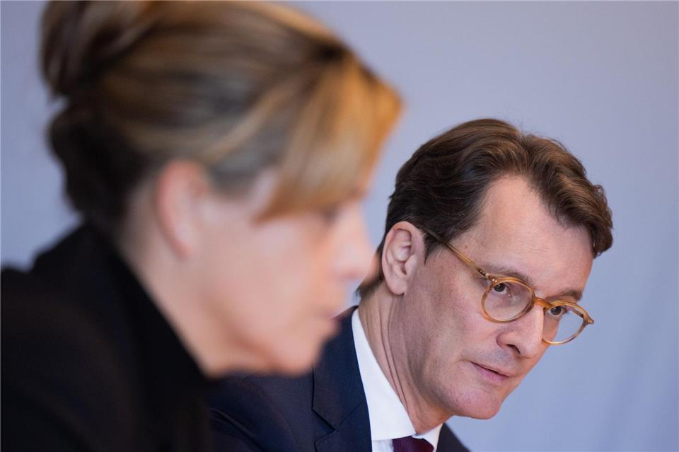 Die Spitzen der nordrhein-westfälischen Landesregierung erhoffen sich viel von der Milliarden-Investition in ein Rechenzentrum in Westfalen.Rolf Vennenbernd/dpa