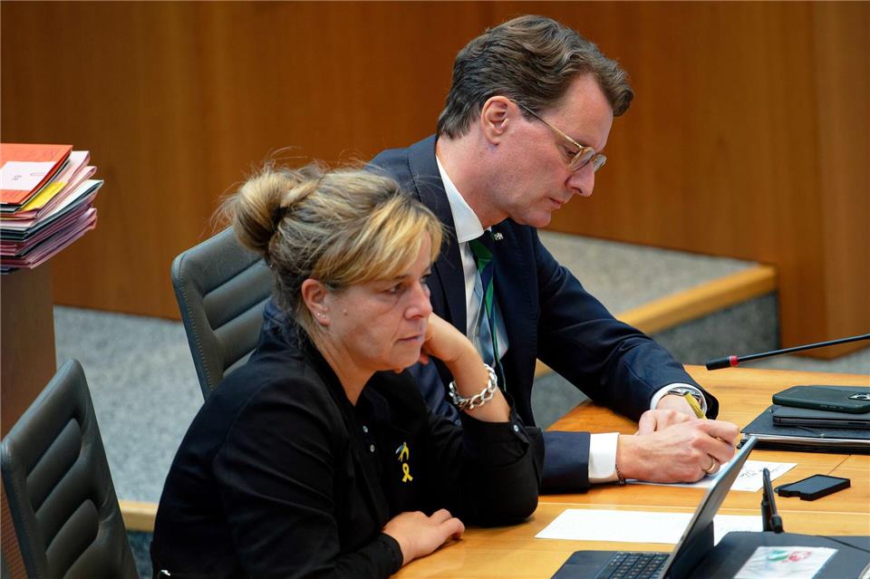 Haushaltsschlacht statt Harmonie in der 100. Landtagssitzung Die Spitzen der schwarz-grünen Koalition bekommen in der Haushaltsdebatte des nordrhein-westfälischen Landtags reichlich Kritik zu hören. Henning Kaiser/dpa