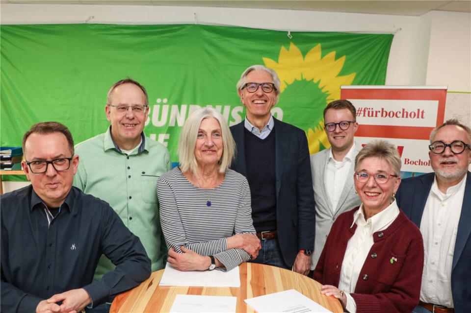 Die Spitzen von CDU und Grünen haben die Koalitionsvereinbarung unterzeichnet (v. li.): Grünen-Vorsitzender Andreas Schiffmann, Michael Jansen (stellv. Fraktionsvorsitzender, Bündnis 90/Die Grünen), Annette Grümer-Weyers (Fraktionsvorsitzende, Bündnis 90/Die Grünen), CDU-Fraktionsvorsitzender Gisbert Bresser, Jannick Behrens (CDU-Fraktionsgeschäftsführer), Gudrun Koppers (1. stellv. Bürgermeisterin, CDU) und CDU-Vorsitzender Lukas Kwiatkowski.