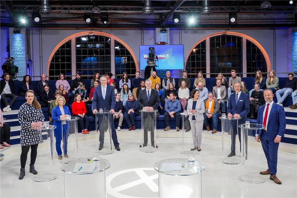 Die Spitzenkandidaten der sieben Parteien mit Chancen auf einen Einzug in den Landtag stecken ihre Positionen ab. Andreas Arnold/dpa