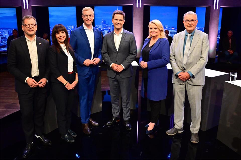 Die Spitzenkandidaten von sechs Parteien traten am Abend im RBB auf.   Sebastian Gollnow/dpa