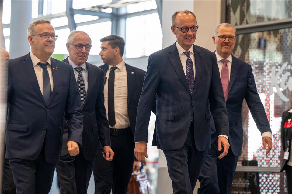 Die Spitzenverbände der deutschen Wirtschaft sehen das Treffen mit den Spitzen der Koalition und Gewerkschaften am Mittwoch im Kanzleramt als Chance für einen gemeinsamen Reformkurs. (Archivbild)Peter Kneffel/dpa