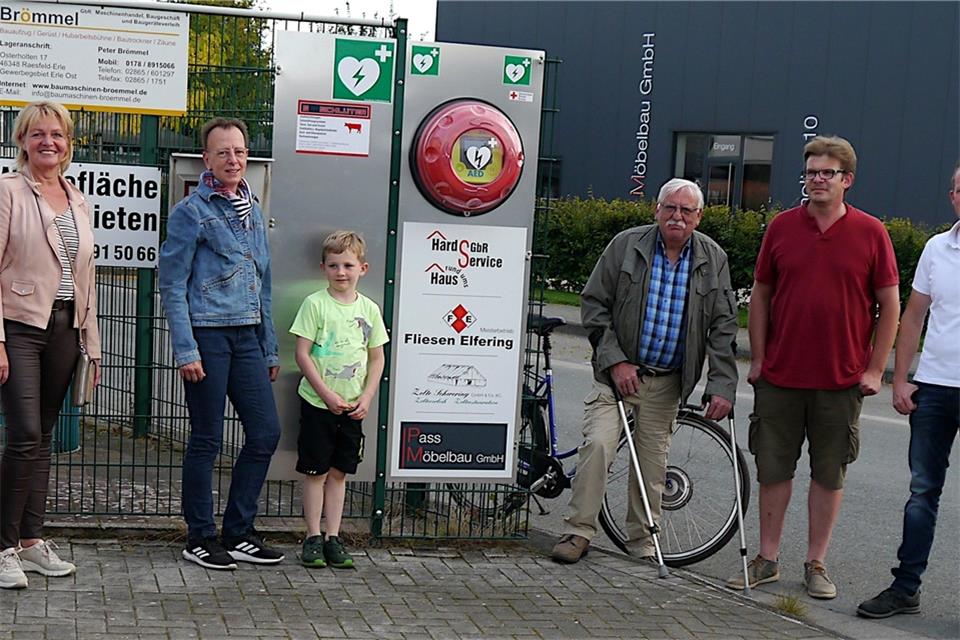 Die Sponsoren (r.), Jutta Bonhoff und Ute Heidermann-Rösler von der Bürgerstiftung sowie Michael Weddeling (li.) mit Sohn Leo vom DRK-Ortsverband bei der Vorstellung des neuen Geräts.