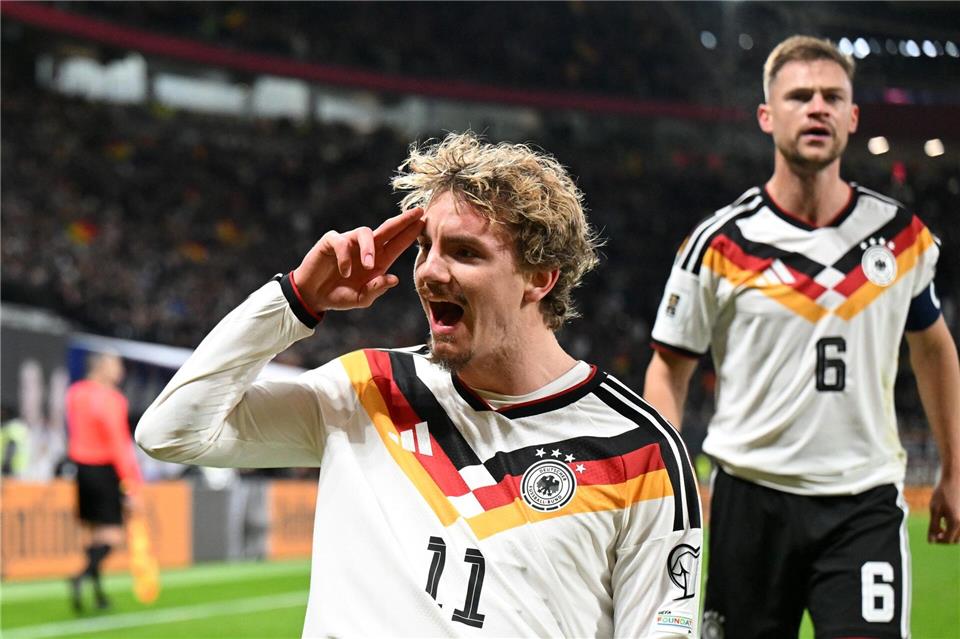 Die Sportfachhändler setzen wieder auf die Jerseys der DFB-Elf - hier das Heimtrikot. (Archivbild)Robert Michael/dpa
