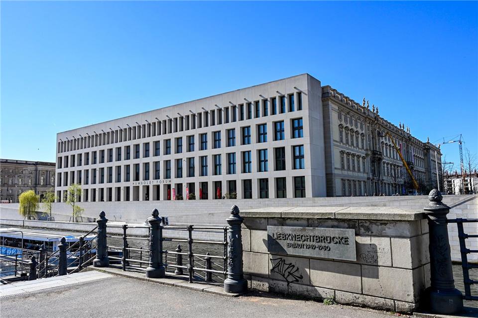 Die Spreepromenade unter dem Humboldt Forum. (Symbolbild)Jens Kalaene/dpa