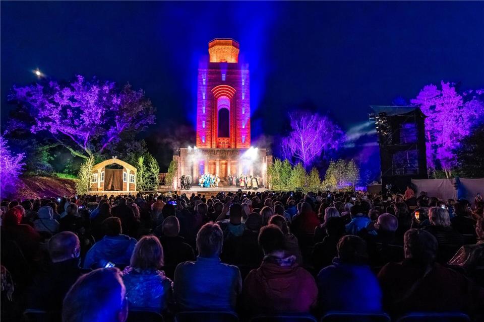 Die Spreewälder Sagennacht lockt an Pfingsten wieder Besucher an den Bismarckturm nach Burg. (Archivbild)Frank Hammerschmidt/dpa