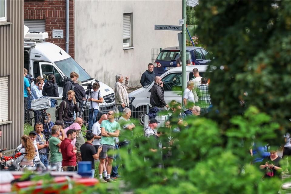 Die Sprengung lockte nicht nur Anwohner, sondern auch andere Schaulustige.Christoph Reichwein/dpa