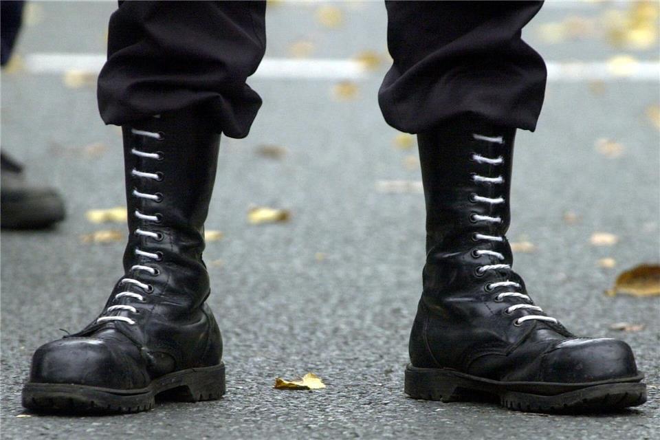Die Springerstiefel mit weißen Schnürsenkeln waren schon in den 1990er-Jahren ein „Markenzeichen“ der rechtsextremen Skinheads. (Archivbild)picture alliance / dpa