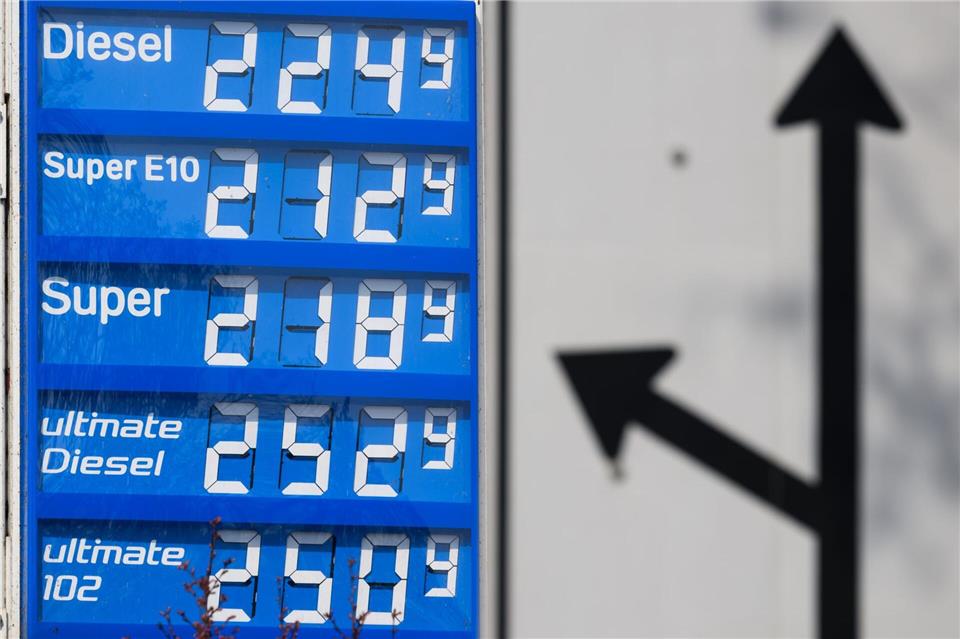 Die Spritpreise an Sachsens Tankstellen sind stark gestiegen. (Symbolfoto)Robert Michael/dpa