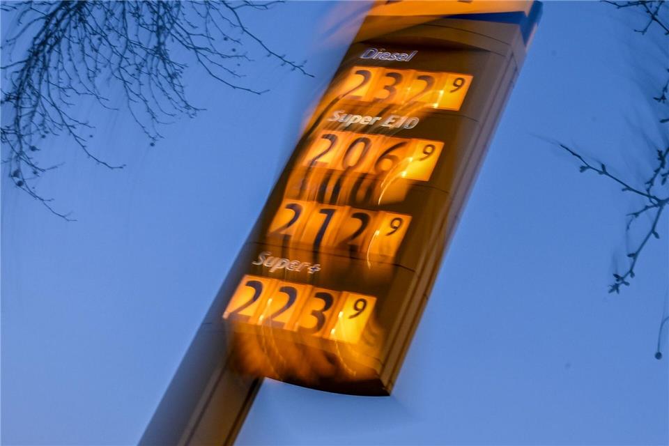 Die Spritpreise bleiben in Bewegung. (Symbolbild)Jens Kalaene/dpa